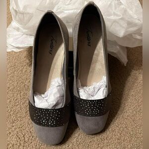 Trotters, Samantha style, 9.5 wide, grey.